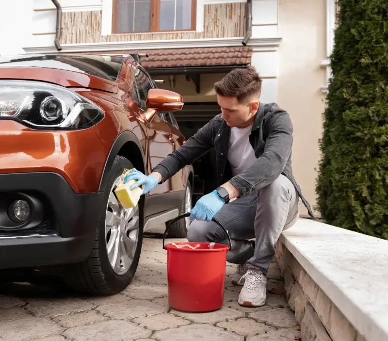 Lavage auto à domicile Saint-Bouize : professionnel intervenant sur un véhicule